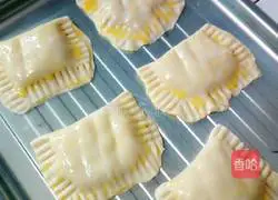 Illustration of how to make banana pie with dumpling skin 8