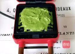 Illustration of how to make delicious waffles with green sauce 10