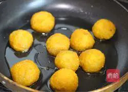Illustration of how to make pumpkin banana cheese balls 12