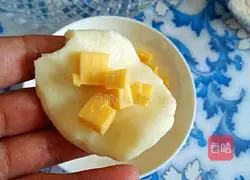 Illustration of how to make potato cheese balls 8