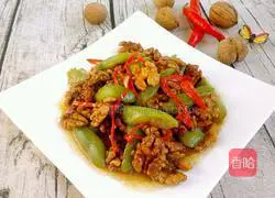 Illustration of how to stir-fry loofah with walnut kernels 10