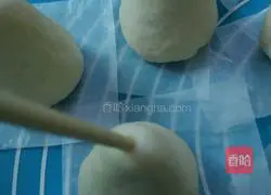 Illustration of how to make pear bean paste buns 7