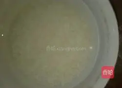 Illustration of how to make glutinous rice and purple potato balls 1