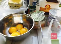 Yellow peach egg tart Illustration of how to do it 1