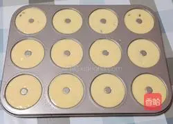 Illustration of how to make raisin donut cake 13