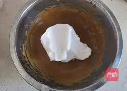 Illustration of how to make hollow chiffon cake with glaze 9