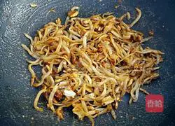 Illustration of how to make honey walnut dried fish 5