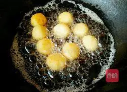 Illustration of how to make potato cheese balls 12