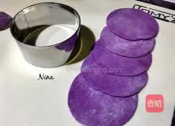 Illustration of how to make steamed buns with purple sweet potato flowers 4