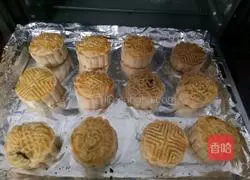 Illustration of how to make homemade bean paste mooncakes 5