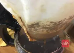 Illustration of how to make Hong Kong-style stocking milk tea 6
