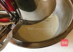 Illustration of how to make banana egg tart (whole egg method) 5