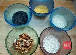 Illustration of how to make walnut and sesame paste 1