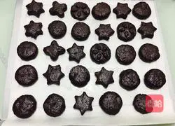 Illustration of how to make snowflake chocolate chip cookies 10