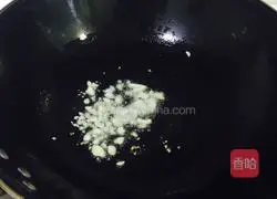 Illustration of how to stir-fry walnuts with celery 6