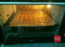 Illustration of how to make egg yolk cookies 12