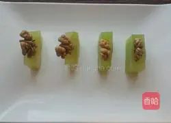 Illustration of how to make lettuce and walnut kernels 7