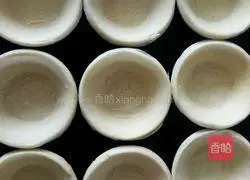 Illustration of how to make whipped cream egg tart 5