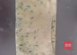 Illustration of how to make onion crispy soda crackers 4