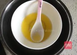 Illustration of how to make egg tart crust 1