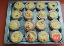 Illustration of how to make raisin, candied dates and blackcurrant egg tarts 11