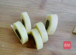 Illustration of how to make paw print biscuits 6