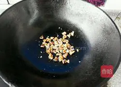 Illustration of how to make walnut flower rolls 3