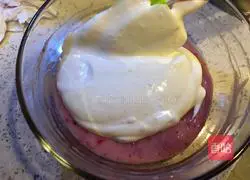 Illustration of how to make strawberry mousse cup 8