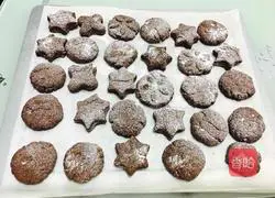 Illustration of how to make snowflake chocolate chip cookies 13