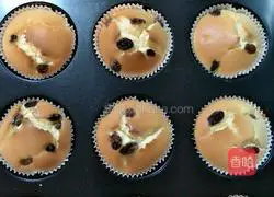 Illustration of how to make cup raisin cake 16