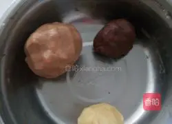 Illustration of how to make raccoon biscuits 4