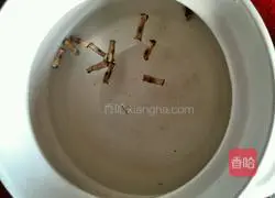 Illustration of how to make red dates and walnut dew 2