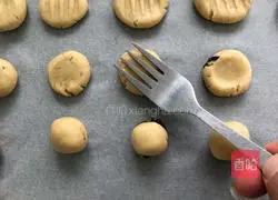 Illustration of how to make meat floss biscuits 8