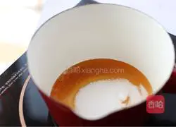 Illustration of how to make caramel banana mousse 3