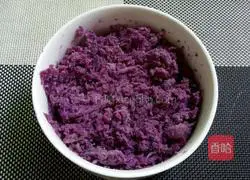 Illustration of how to make purple sweet potato and peanut filling 3