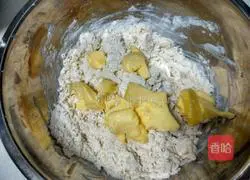 Illustration of how to make banana chocolate sandwich pie 3