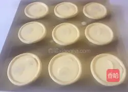 Illustration of how to make banana egg tart (whole egg method) 11