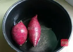 Illustration of how to make purple sweet potato and peanut filling 1