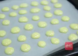 Illustration of how to melt egg yolk into beans 7