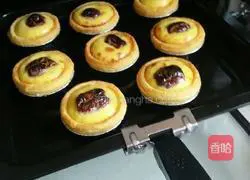 Illustration of how to make red date egg tarts 11