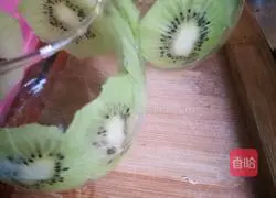 Illustration of how to make kiwi mousse cup 5