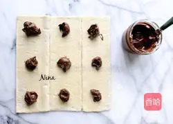 Thousand-feuille hazelnut chocolate pie Illustration of how to make pie 1