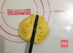 Illustration of how to make pumpkin rolls 8