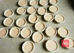 Illustration of how to make homemade egg tart water 8