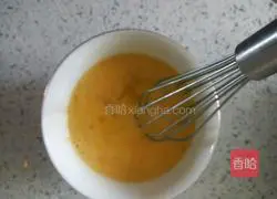 Illustration of how to make whipped cream egg tart 2