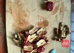 Illustration of how to make red dates and walnut dew 1