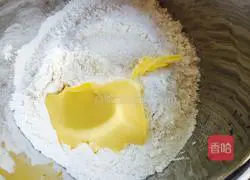 Illustration of how to make crispy biscuits with electric baking pan 3