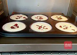 Illustration of how to make cheese and dried fruit cup cake 14