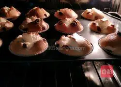 Illustration of how to make cup raisin cake 15