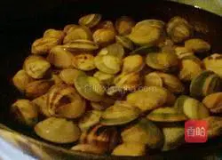 Illustration of how to make pumpkin seafood soup 1